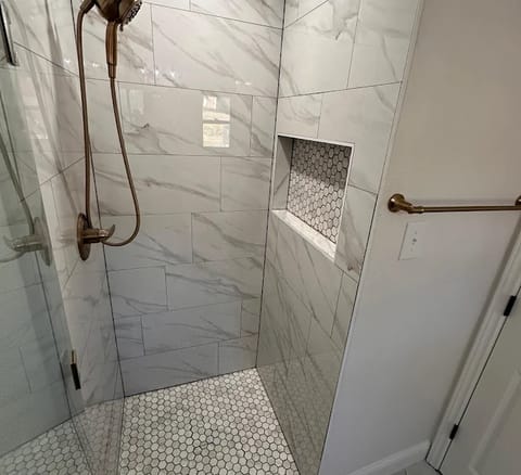 Marble bath with black tub