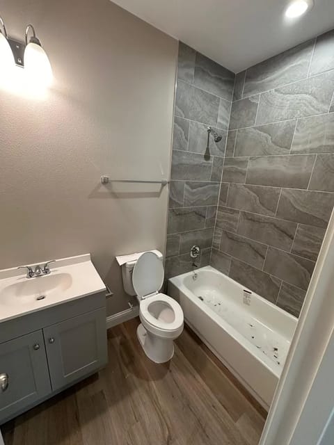 Finished bath with gray tile tub surround