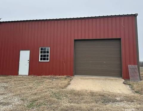 Spray foam insulation under a metal roof structure
